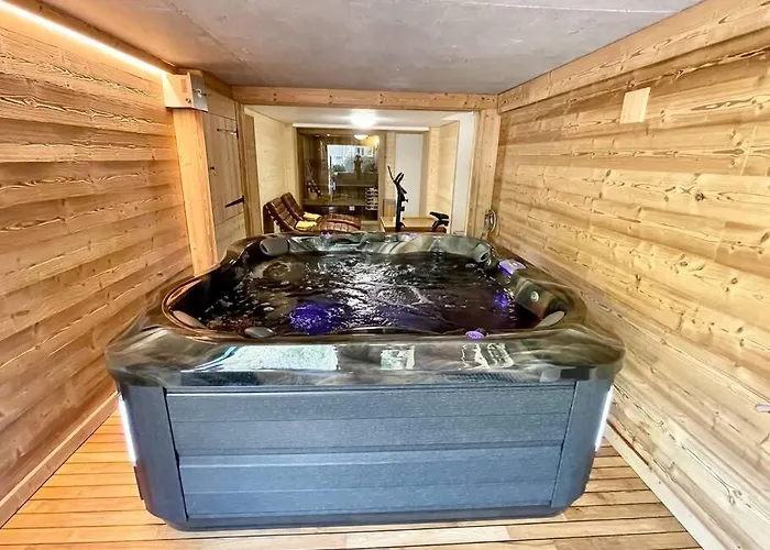 Kelly, Centre / Jacuzzi / Sauna Шале *